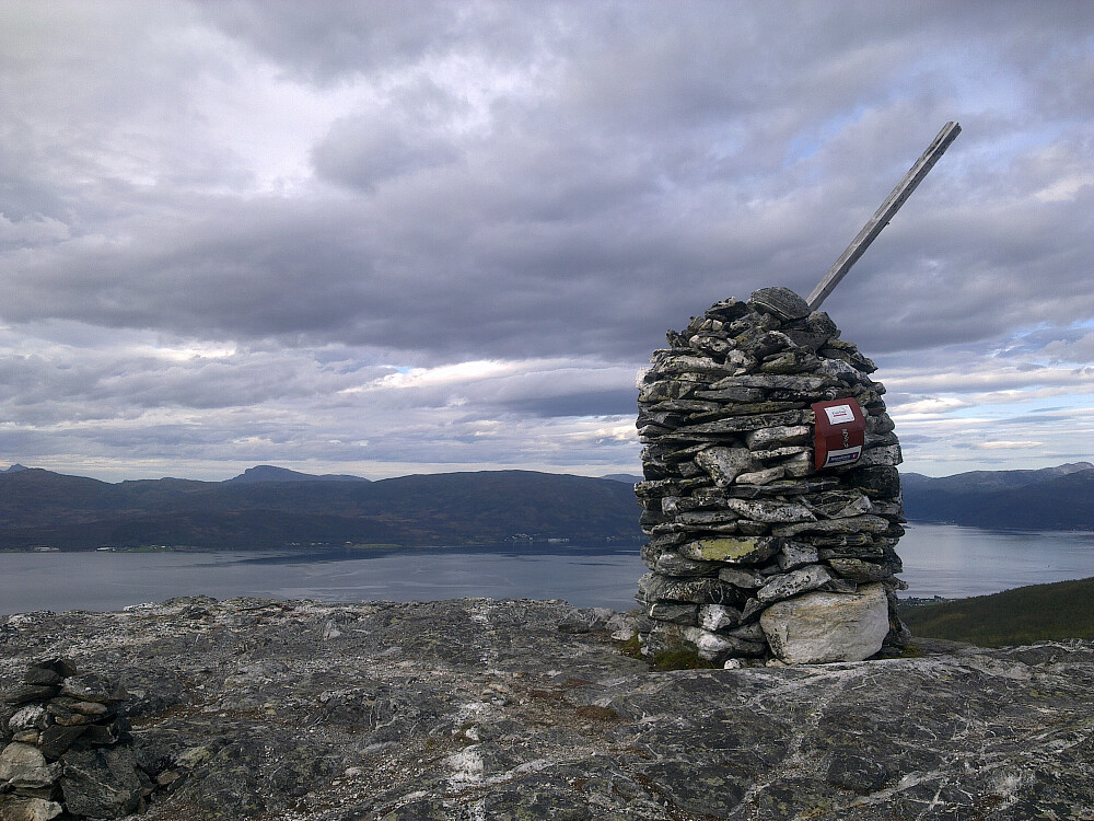Ser Nordtinden 640 moh. på Kvaløya (venstre for varden)