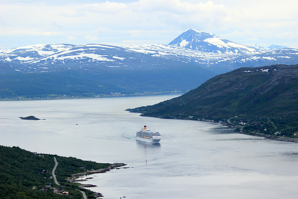 Cruiseskip på vei ut Kvalsundet.