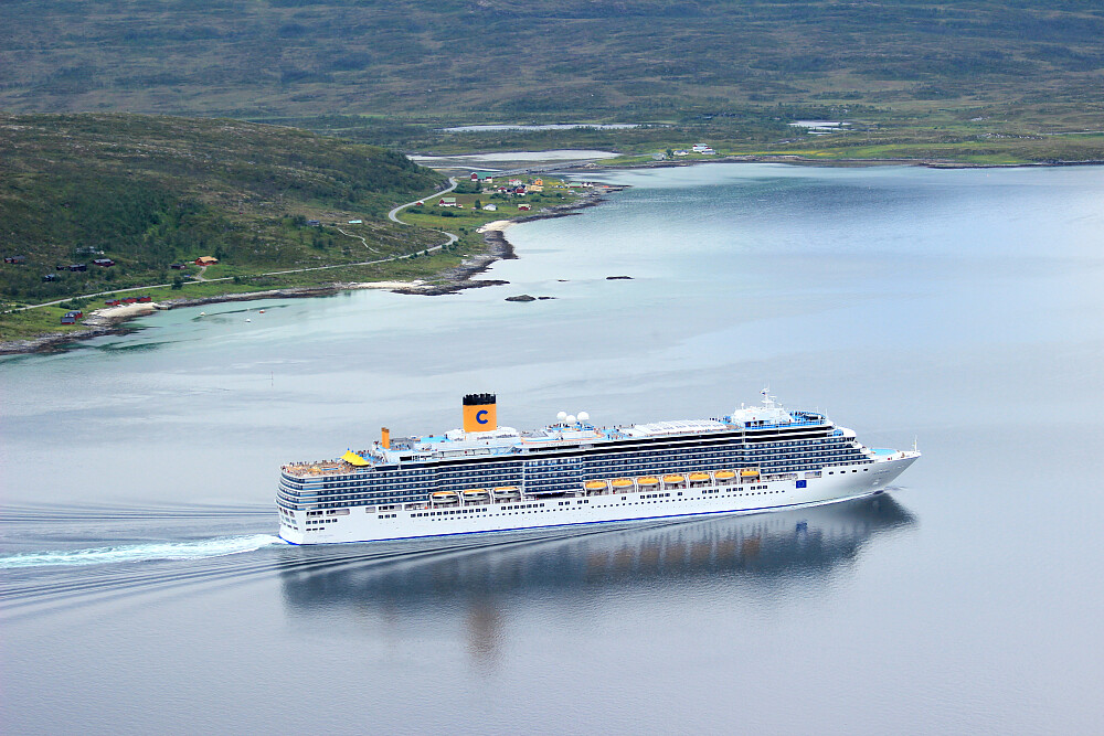 M/S Deliziosa passerer Rakknes på Kvaløya