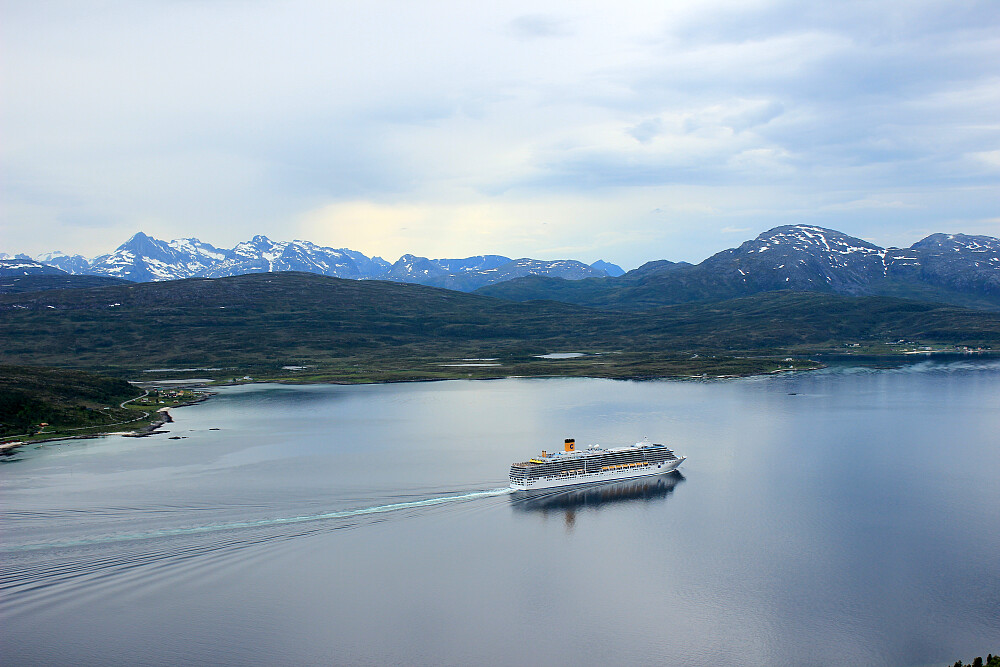 M/S Deliziosa passerer Rakkfjorden.Store Blåmann 1044 moh.Kvaløyas høyeste fjell i venstre bildekant