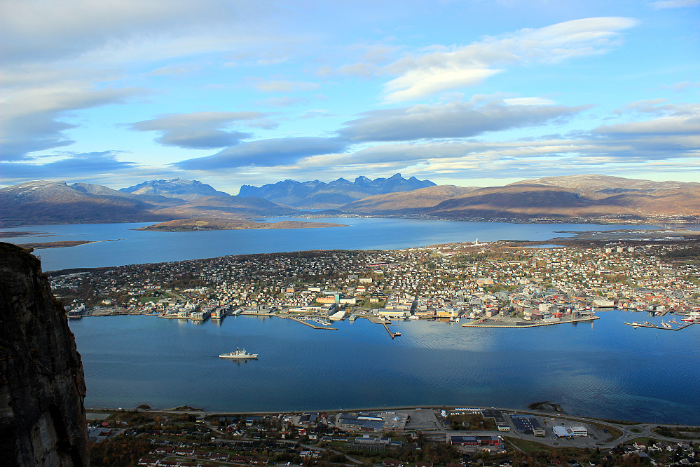 Utsikt fra Fjellstua.Tromsø sentrum og Tromsøsundet.Kvaløya bak med sine fantastiske fjell.