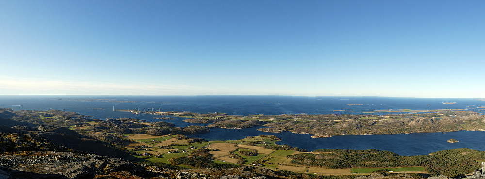 Panorama utsikt fra toppen ut mot havet.