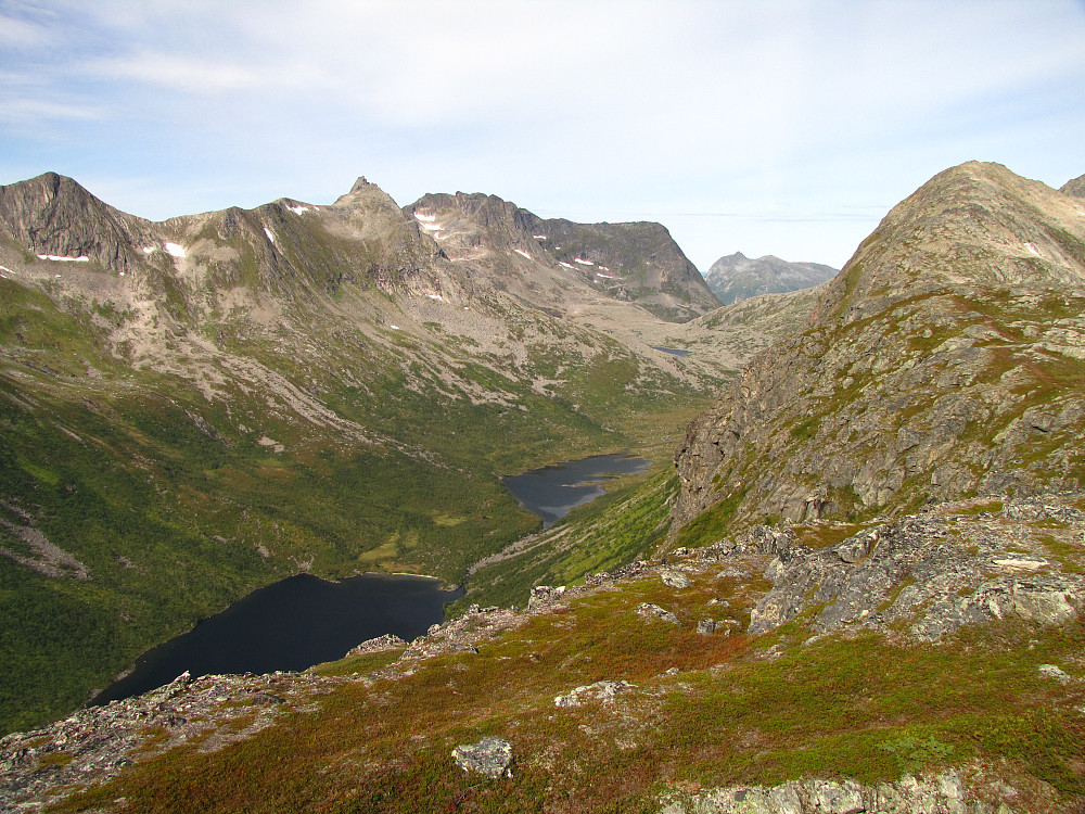 Nordover fra 525 toppen.Krokskarvatnet langt der nede.Sessøya ser vi lengst unna.
