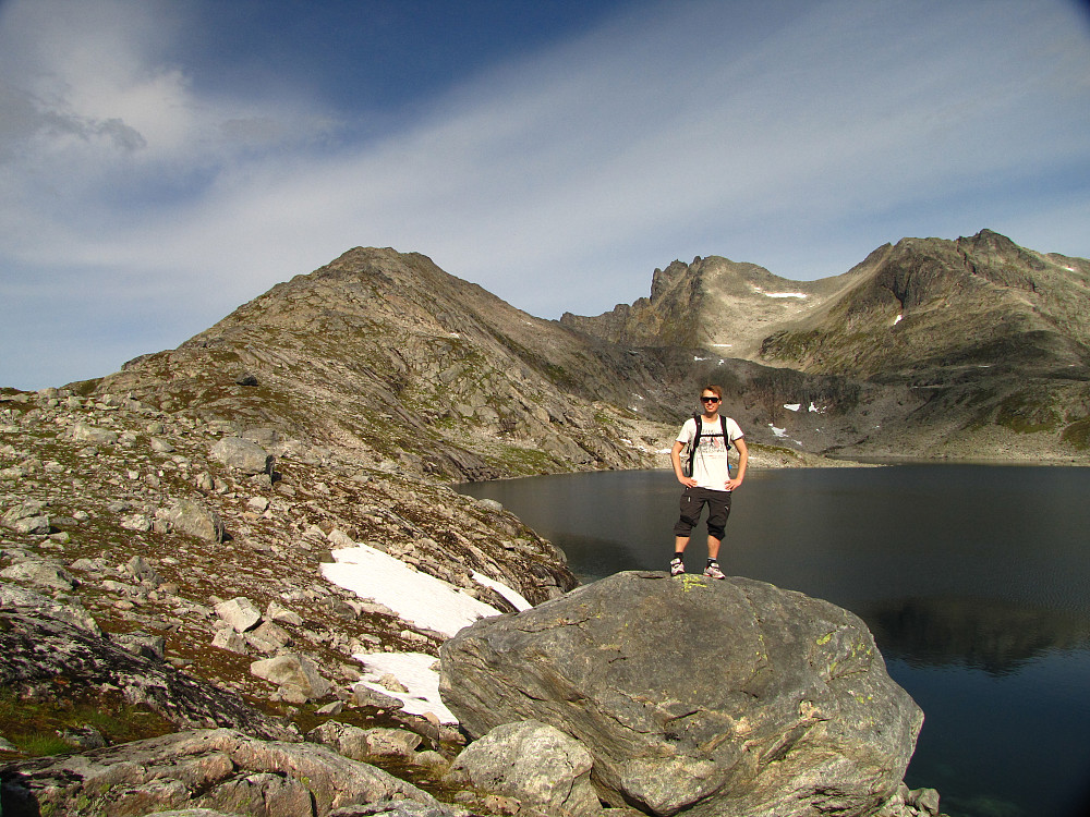 Tverrfjellvatnet ligger på 465 moh.Tverrfjellet 675 moh.bak og lengst bak Middagstinden 1006 moh.