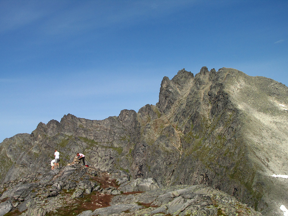 Toppen av Tverrfjellet med Middagstinden bak.