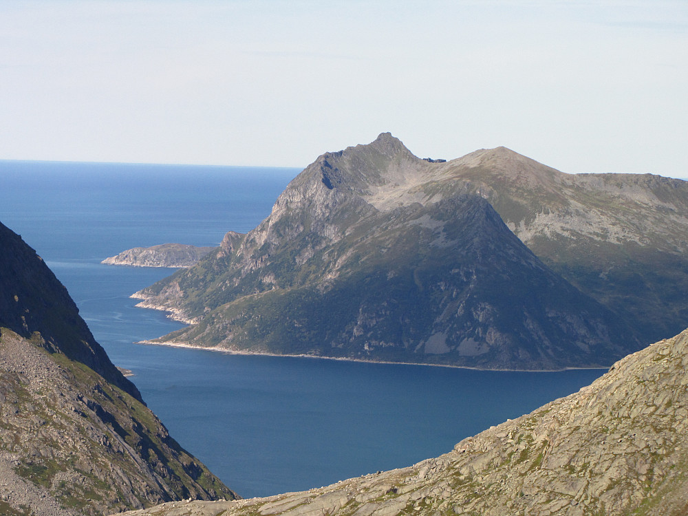 Sessøya med Sessøytinden 657 moh.