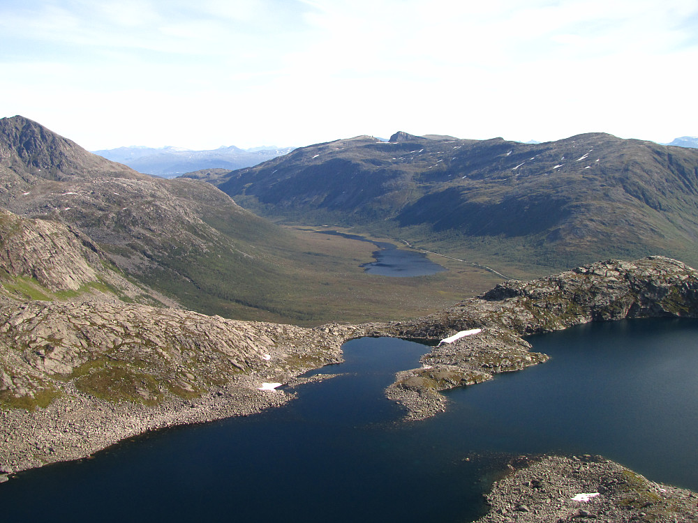 Tverrfjellvatnet nærmest og Kattfjordvatnet langt der nede.