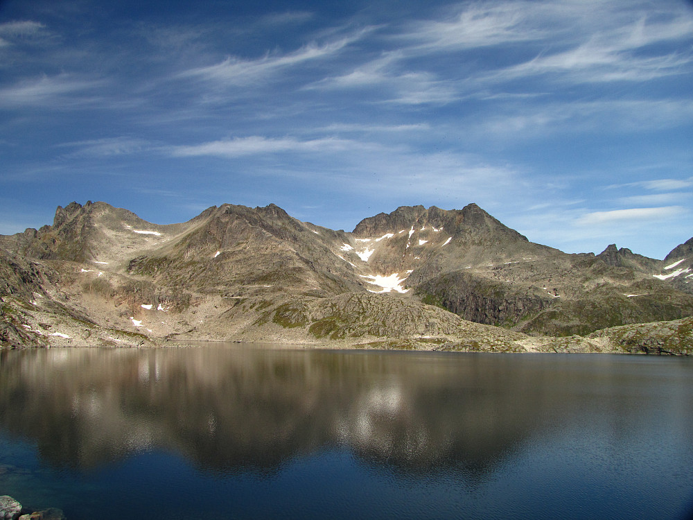 Høyeste fjell i denne fjellkjeden.Skittentinden 1041 moh.