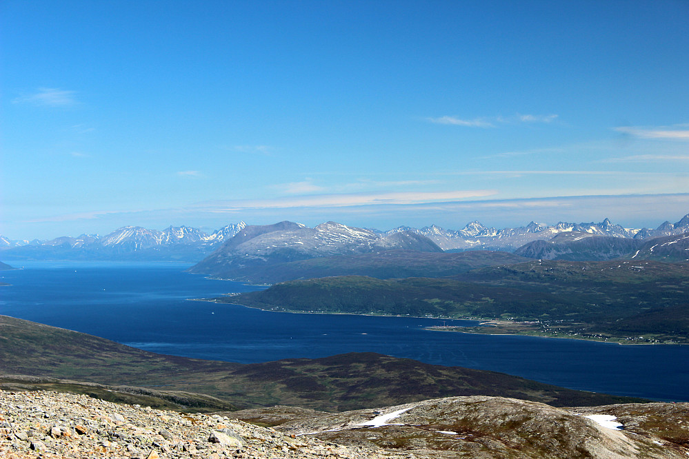 Mot øst.Grøtsundet og Ullstinden sine to topper på 1094 og 1078 moh midt på bildet.