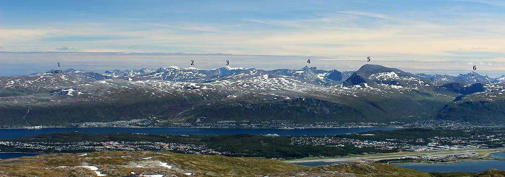 Mot fastlandet.1.Finnheimsfjellet 1148-2.Kveita 1751-3.Jiehkkevarri 1834 (fylkets høyeste topp) 4.Hamperokken 1404-5.Tromsdalstinden 1238-5.Henriktinden 1270 moh.
