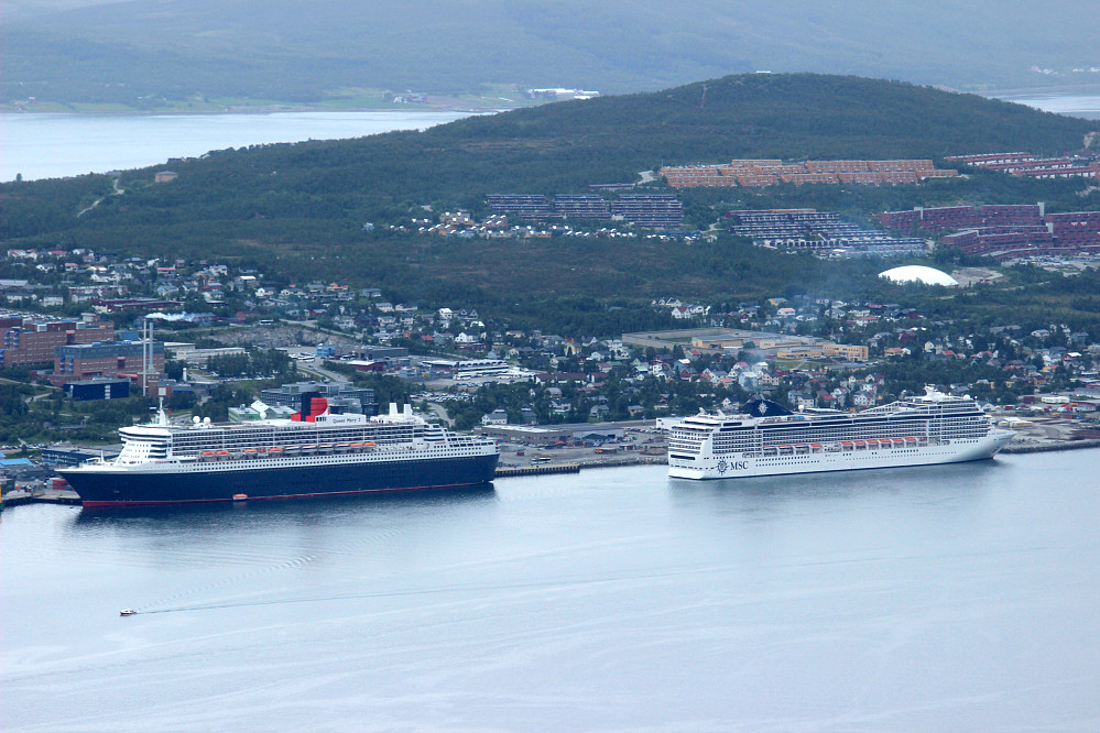 Storfint besøk på Tromsø Havn.Queen Mary II ved kai (venstre) MSC Magnifica til høyre.