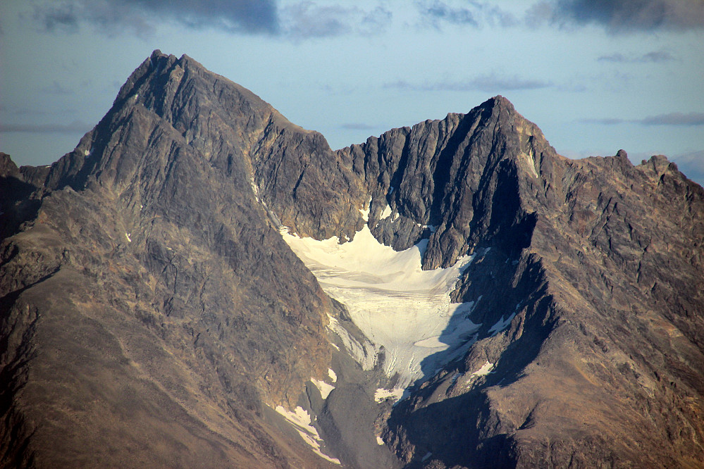 Store Jægervasstinden 1543 moh. og Trolltinden 1426 moh. med Trollbreen under på Lyngenhalvøya.