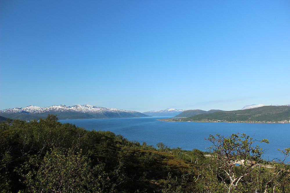 Mot øst.Grøtsundet ,Ringvassøya og Reinøya.