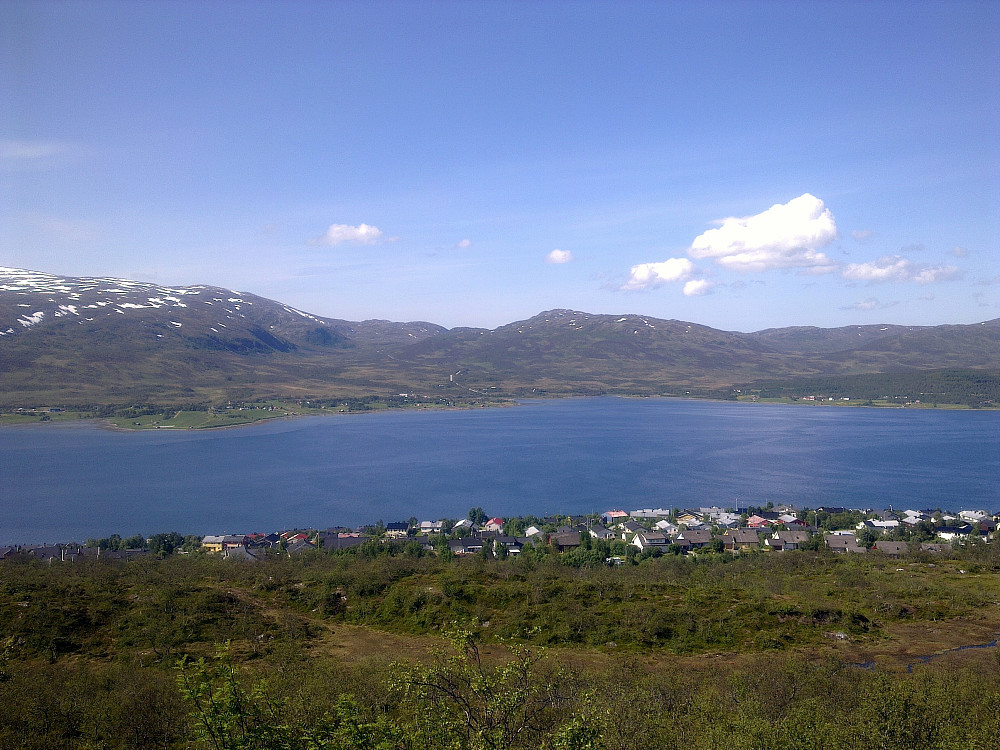 Ned mot Hamna og over Sandnes-sundet er Kvaløya.
