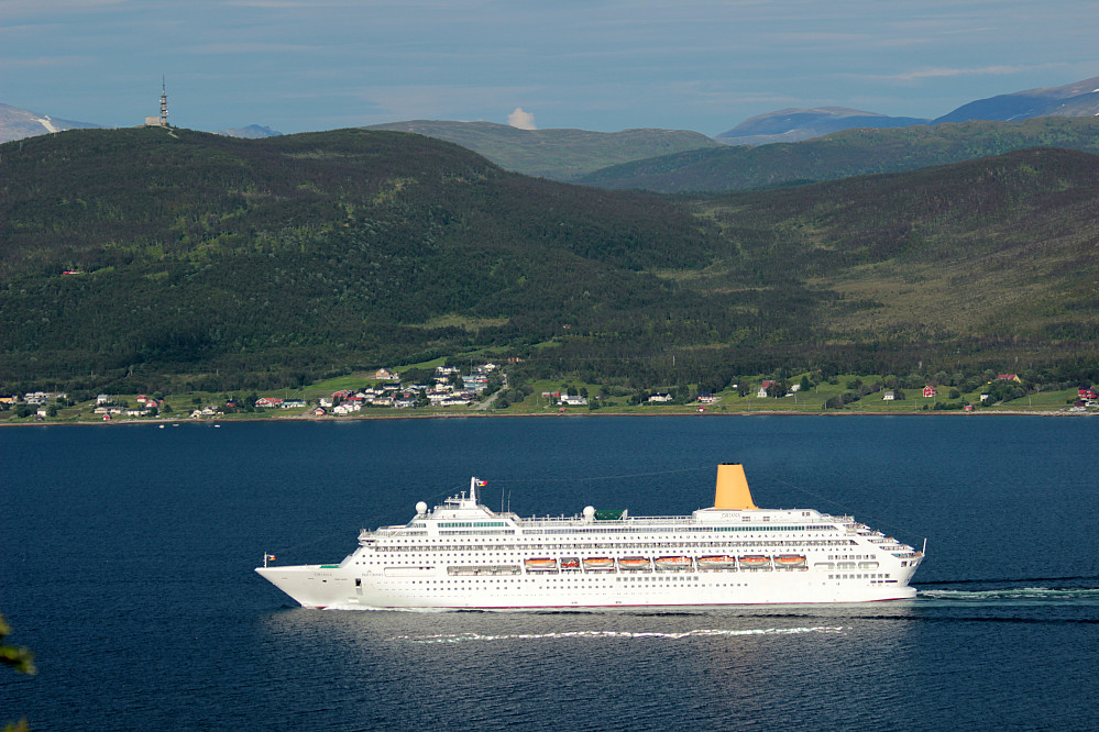M/S Oriana på vei mot Nordkapp.Movika i bakgrunn.
