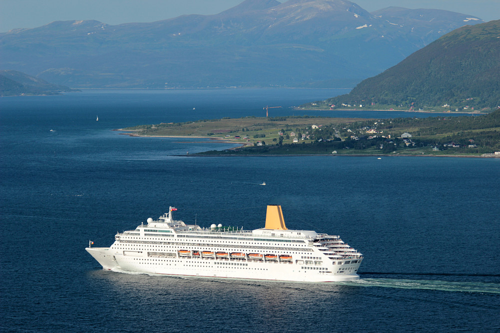 M/S Oriana med Tønsnes i bakgrunn.