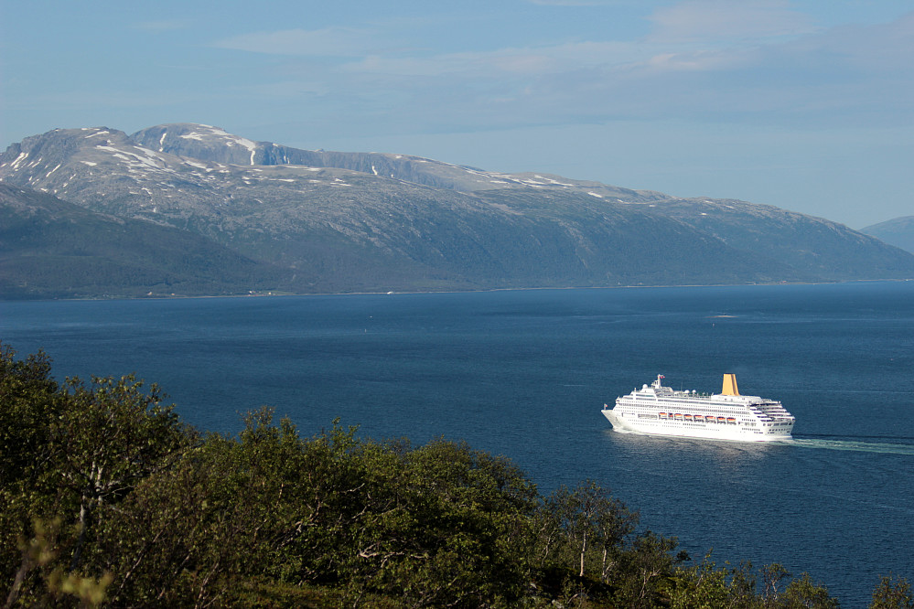 Mot Grøtsundet og Ringvassøya.