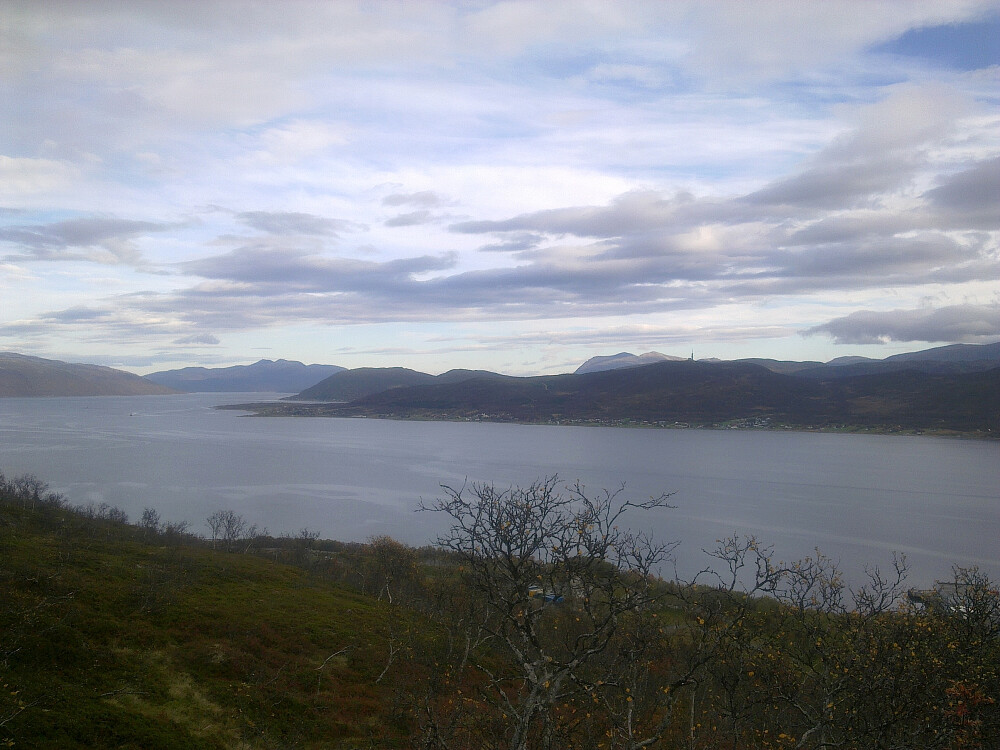 Høsten har kommet godt i gang.
Ser mot øst og Tønsnes på fastlandet.