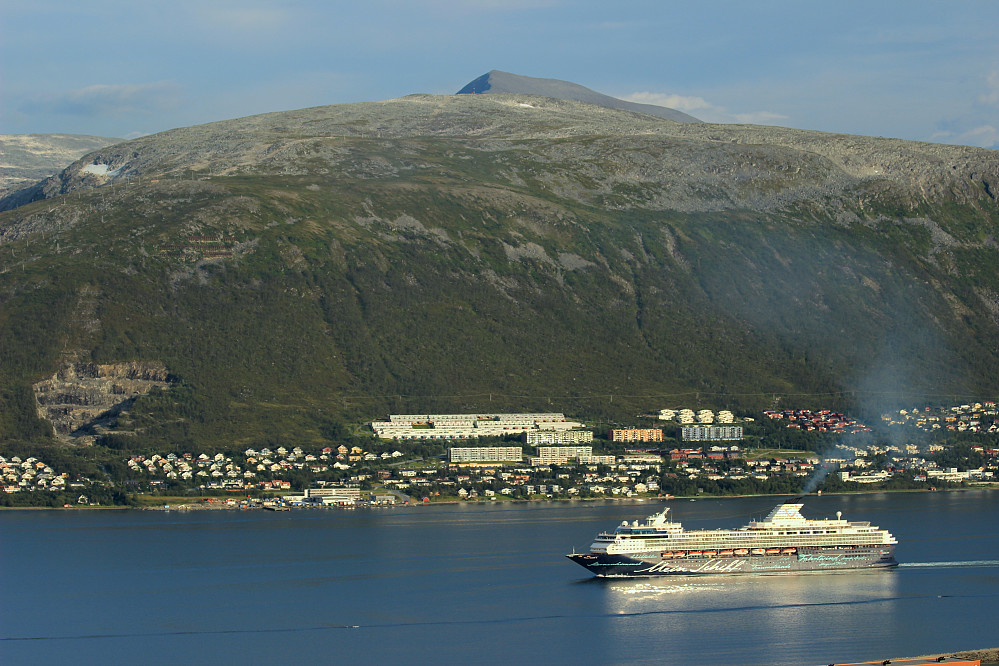 Nordfjellet 626 moh.og Tromsdalstinden 1238 moh. skimtes bak.