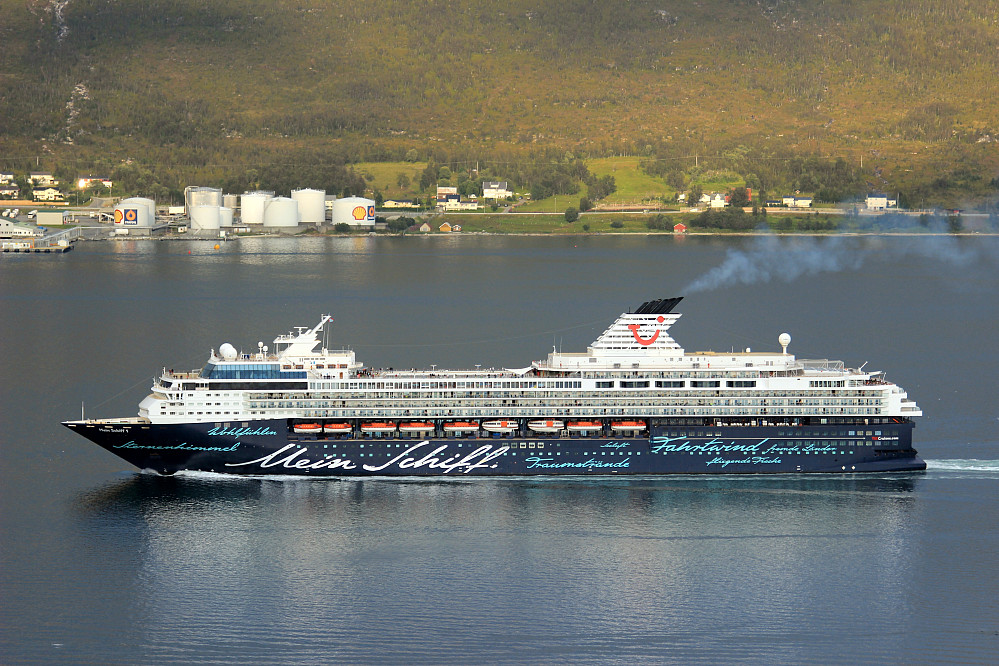 Mein Schiff I passerer Skjelnan Tankanlegg.