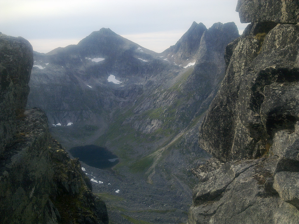 Snart på toppen.Styrmannstinden rett fram og Blåmannsvikvatnet langt der nede.