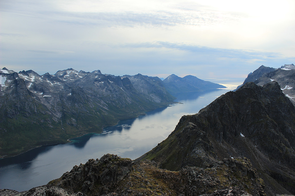 Ser utover Ersfjorden med mange høye topper på hver side.
