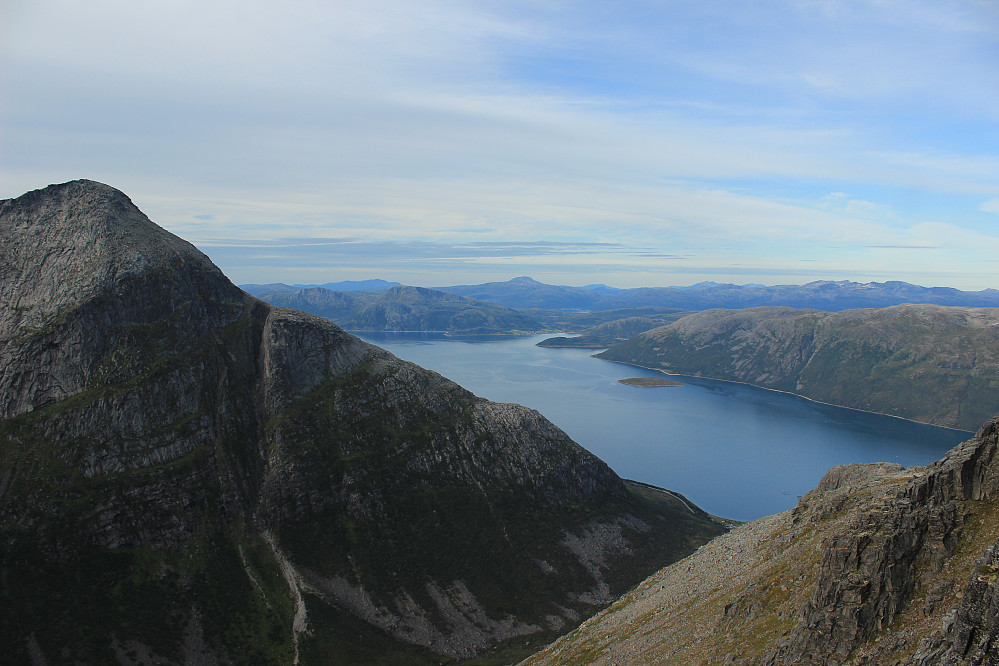 Ser ut Kaldfjorden og har Store Blåmann 1044 til venstre.Det er Kvaløyas høyeste fjell.