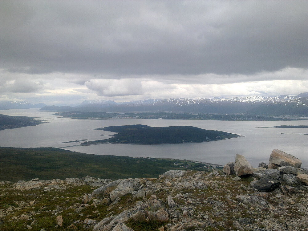 Grått sommervær i dag.Utsikt fra Rundfjellet mot Håkøya og Ttomsøya.