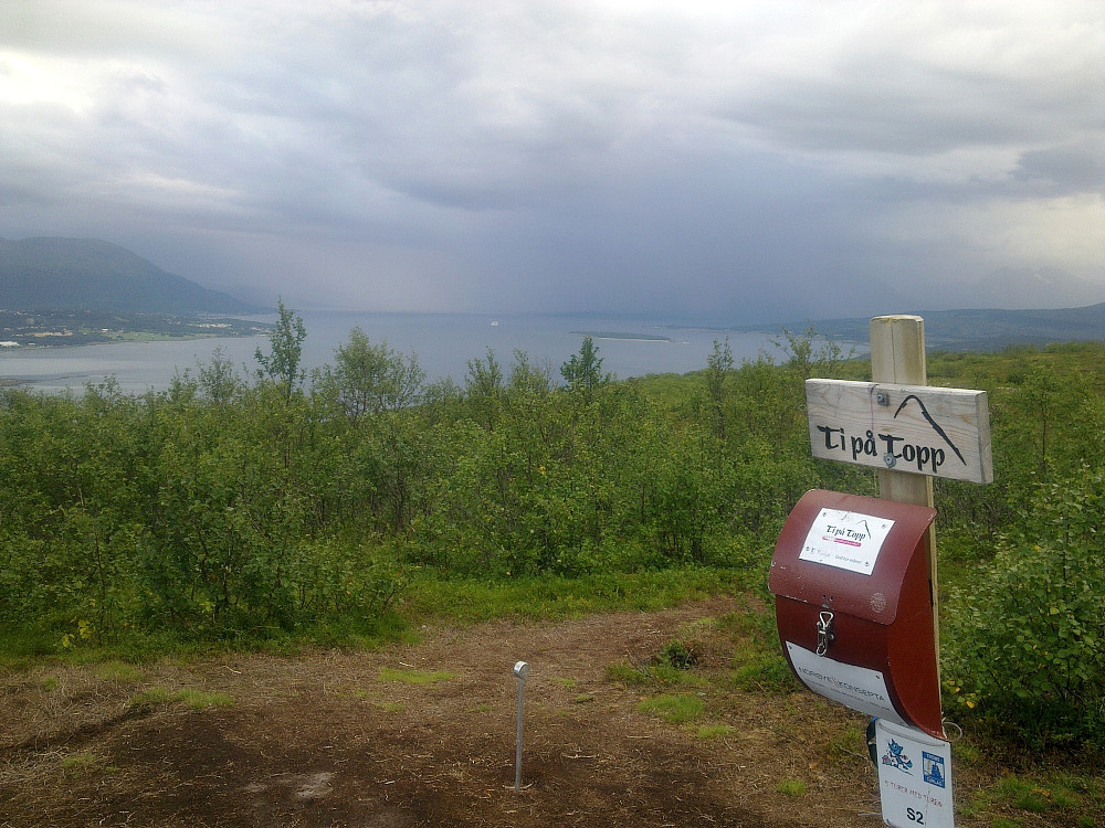 Regnbyger inne i Balsfjorden.