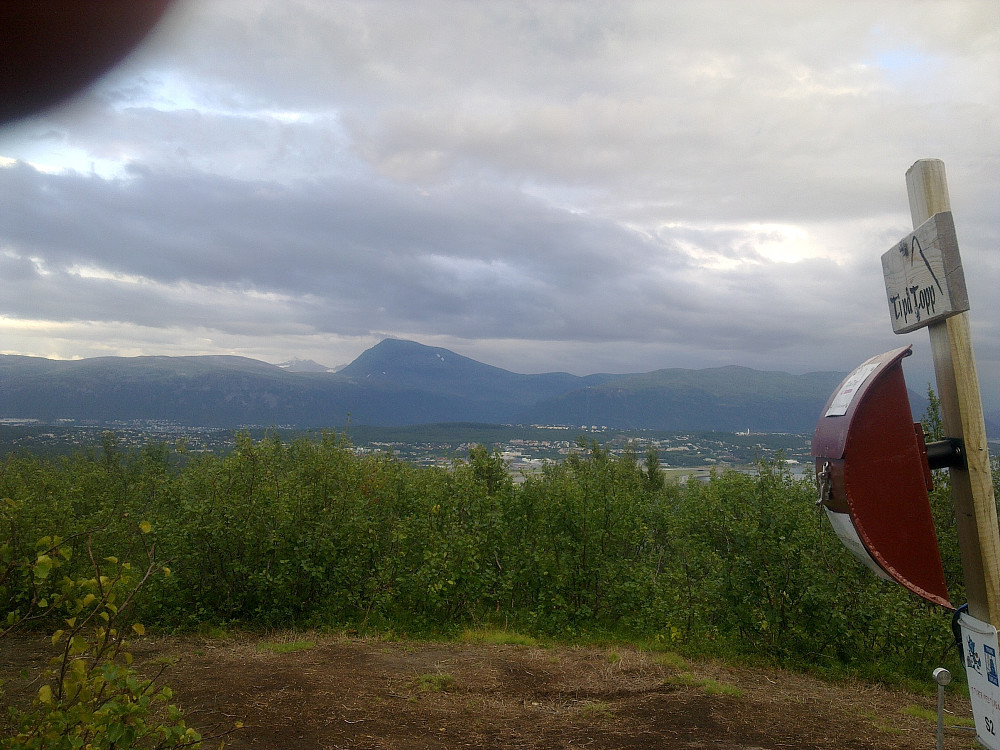 Tromsdalstinden ruver i landskapet.