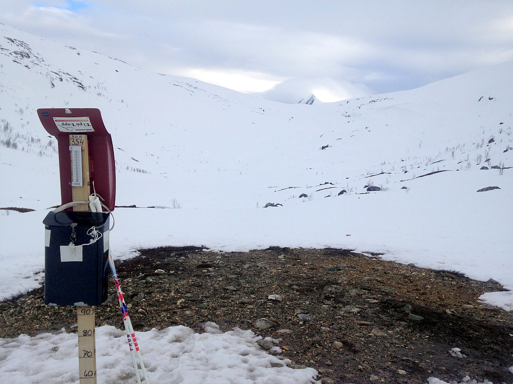 Full vinter videre opp dalen.Skyer over Tromsdalstinden (midten)