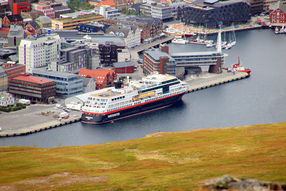Hurtigruta M/S Midnatsol ved kai Tromsø sentrum,Prostneset.