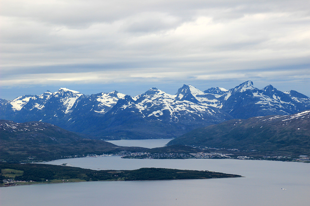Mektige fjell på Kvaløya.Håkøya i forkant.