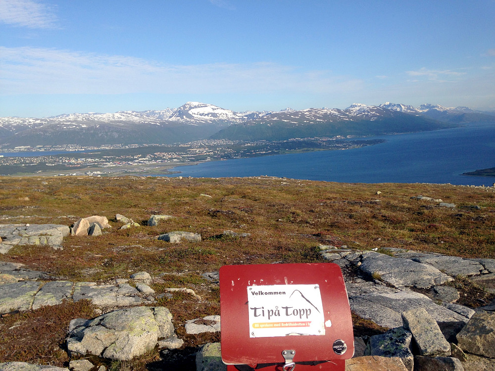 Ser mot Tromsøya og Tromsdalstinden.