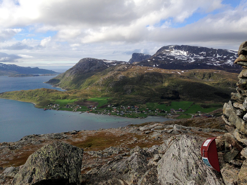 Ser ned mot Skulsfjord.Nordtinden 640 moh. er høyeste topp i bildet.