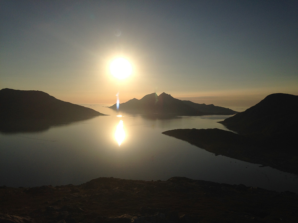 Fantastisk på toppen her i kveld ! Ser ut Kaldfjorden mot Vengsøya.