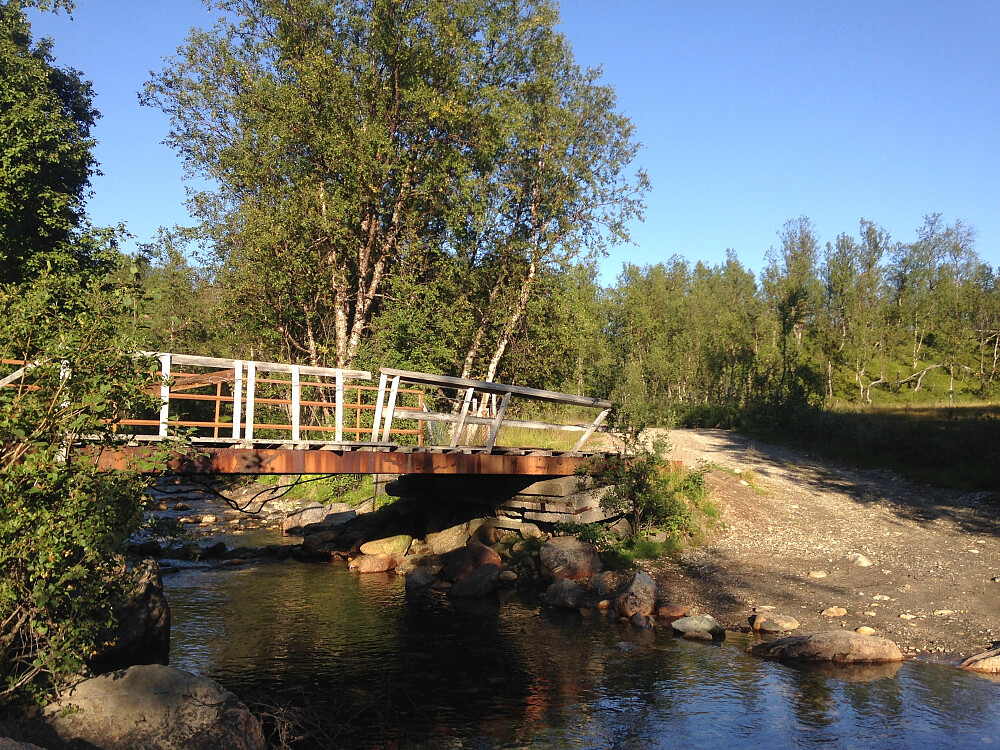 Brua over Tverrelva oppe i Tønsvikdalen.