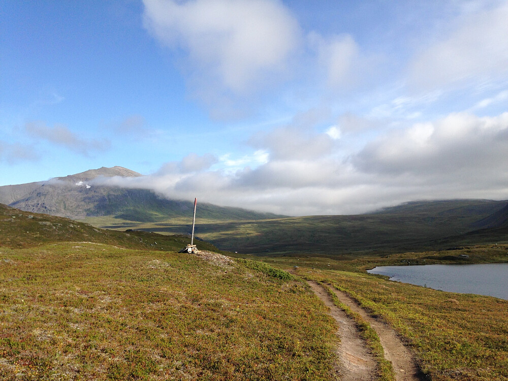Søre Holmevatnet og Nonstinden i det fjerne.