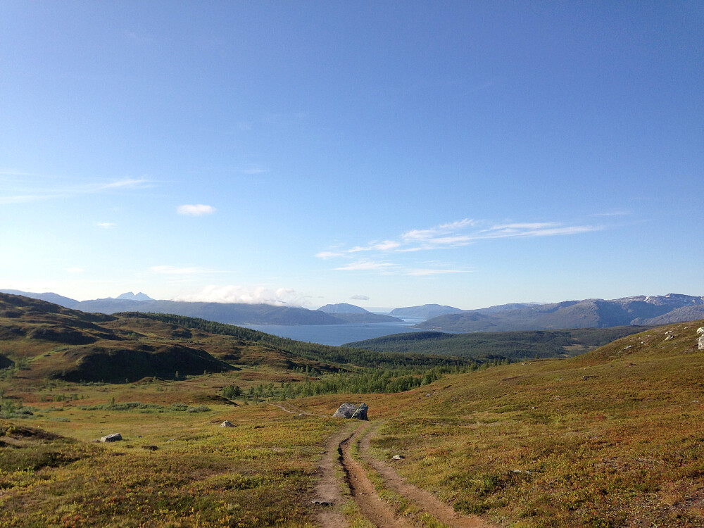 På vei tilbake her.Ser ut Kvalsundet med Kvaløya til venstre og Ringvassøya til høyre.