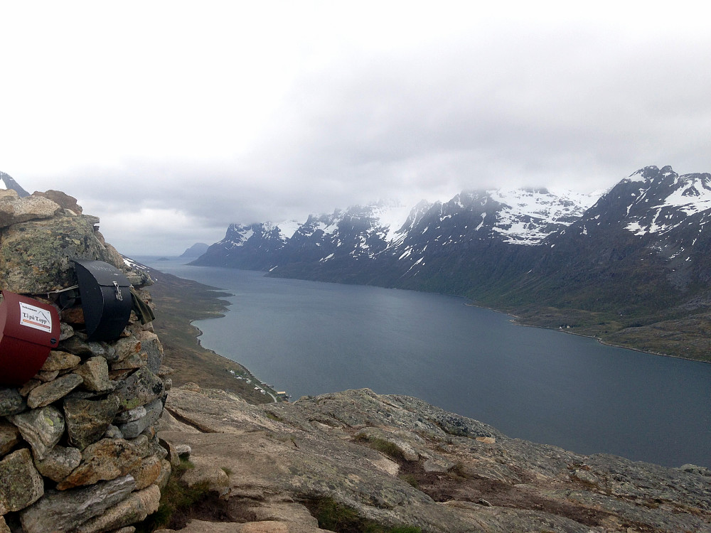 Fra toppen på Nattmålsfjellet ser vi utover Ersfjorden og alle toppene på Ersfjordtraversen med di høyeste over 1000m.