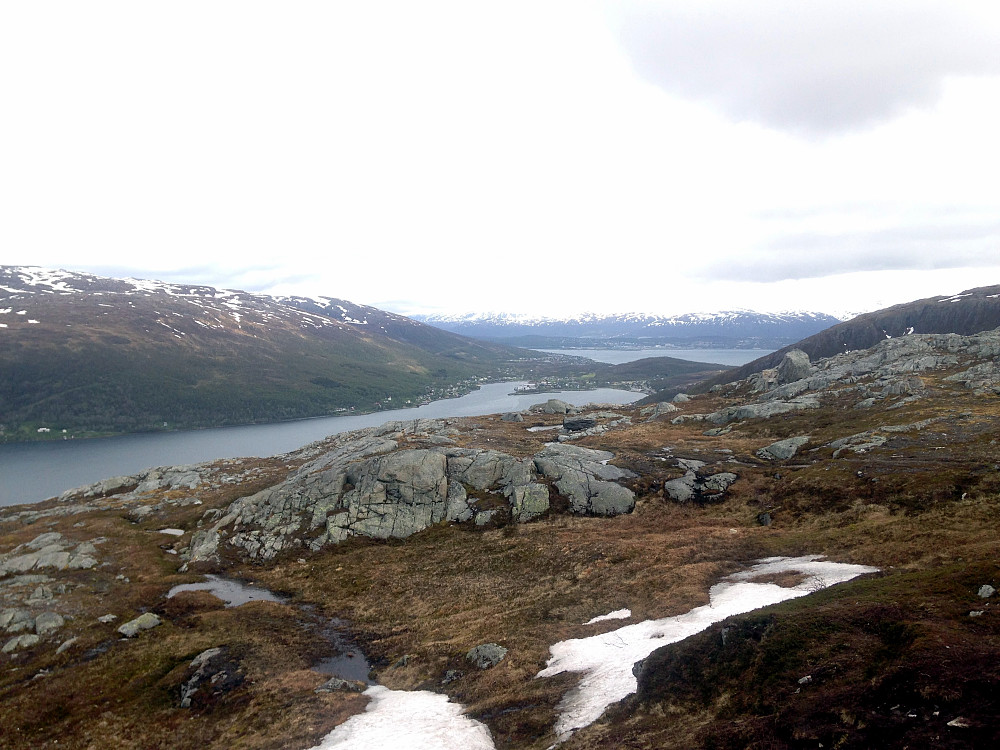 Kaldfjord innerst i fjorden.Tromsøya bak.