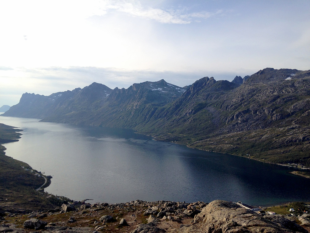 Ersfjorden med mange fine fjelltopper rundt.