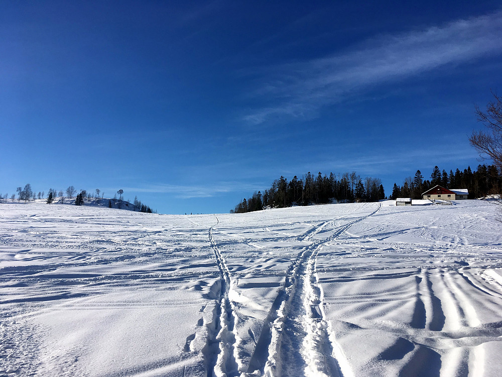 Mye snø på jordet opp mot Oksåsen.