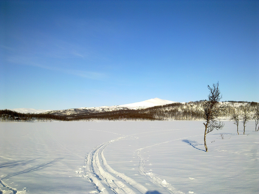 Mye snø på Nonstinden 1113 moh. i det fjerne.