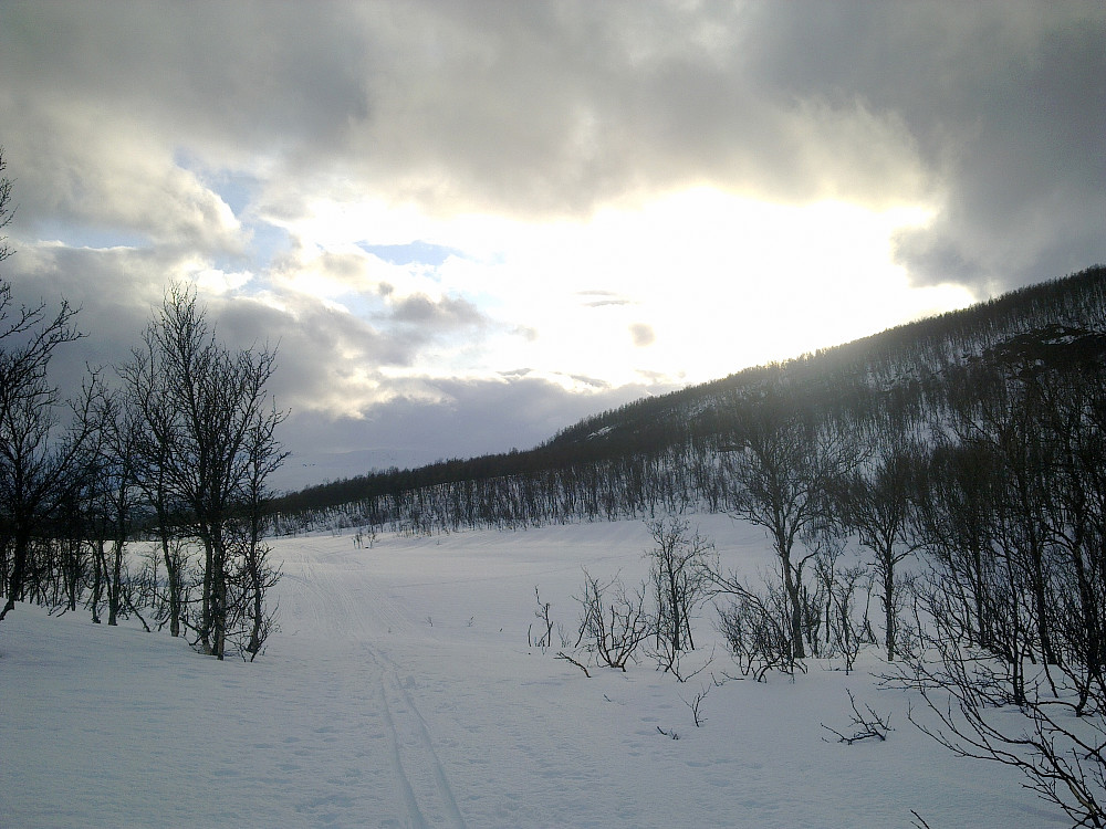 Sola er der bak skyene.Ned mot Movikdalen.
