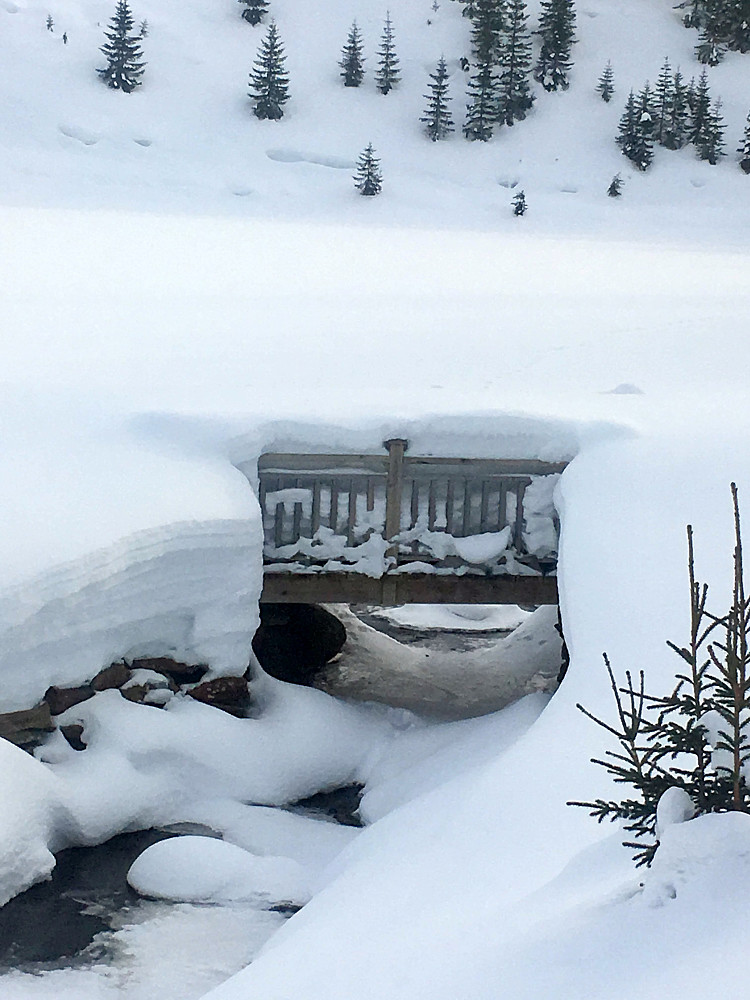 Snøbro i ordets rette forstand.Mellom Midtre Skråsvatn og Ytre Skråsvatn.