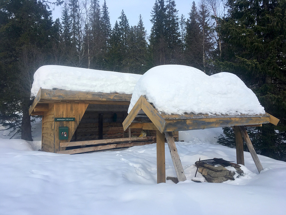 Gapahuken ved Medkartjønna ser ut til å være stengt for vinteren.Mye snø her.