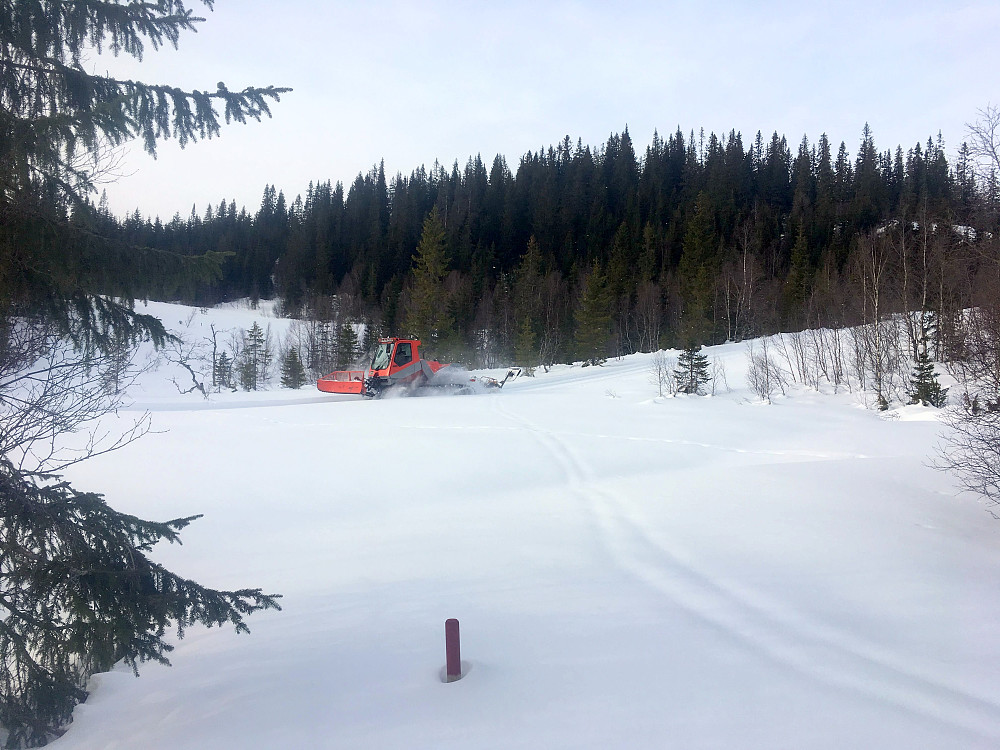 Løypemaskinen på full fart tilbake.