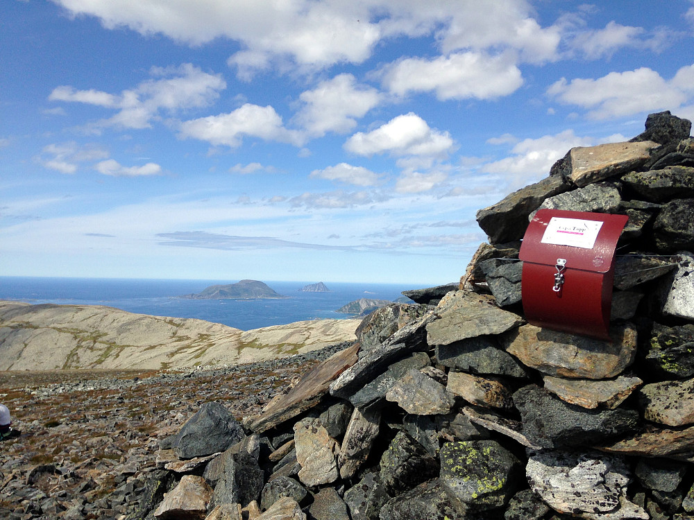 Toppvarden på Gråtinden 587 moh. med Sandøya og Sørfugløya i bakgrunn.