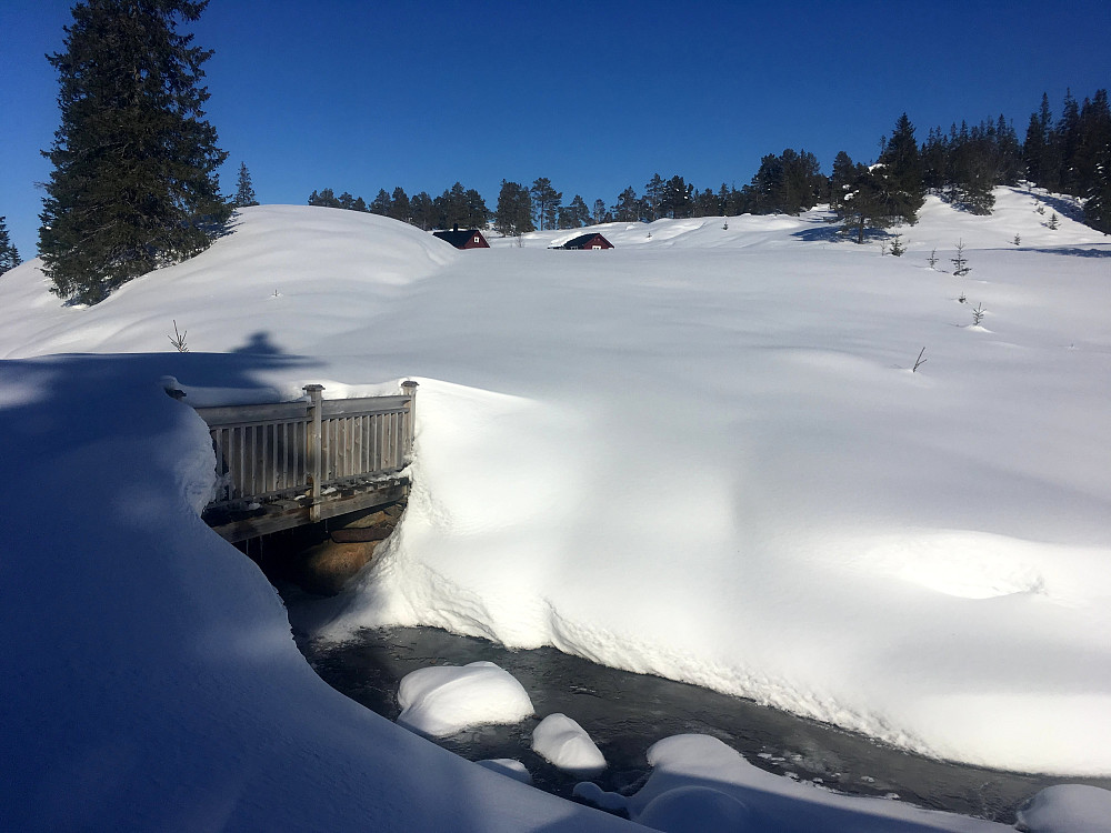 Mye snø må bort før brua kan brukes.